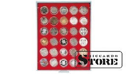 Raudonas veliūrinis padėklas, modelis 2226E, skirtas monetoms su 39,5 mm skersmeniu. Puikus sprendimas kolekcinių monetų laikymui ir demonstravimui.