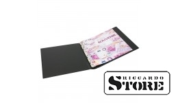 Tuščias segtuvas Karat sistemos pagrindu su „Euro Souvenirs“ dizainu. Puikiai tinka suvenyrinių banknotų ir kitų kolekcijų laikymui bei demonstravimui.