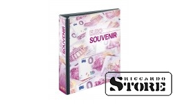 Tuščias PUBLICA M segtuvas su „Euro Souvenirs“ dizainu. Puikiai tinka suvenyrinių banknotų ir kitų kolekcijų laikymui bei demonstravimui.
